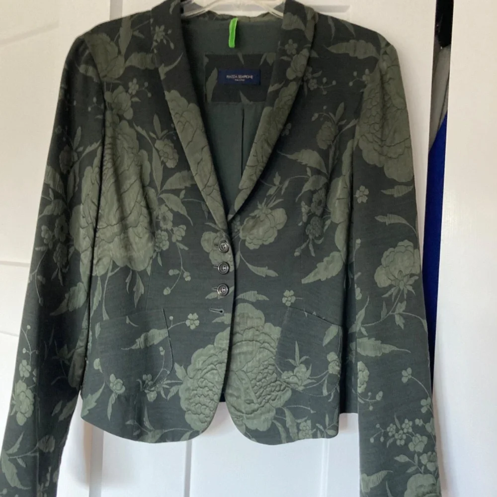 Italian Designer Piazza Sempione green wool crepe and silk blend suit, size 10 - Picture 2 of 5